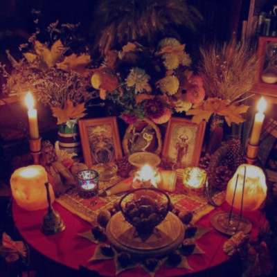 Muñeco vudú y elementos de magia negra para amarres de amor