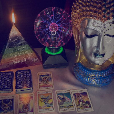 Cartas de tarot y elementos místicos para alejamientos
